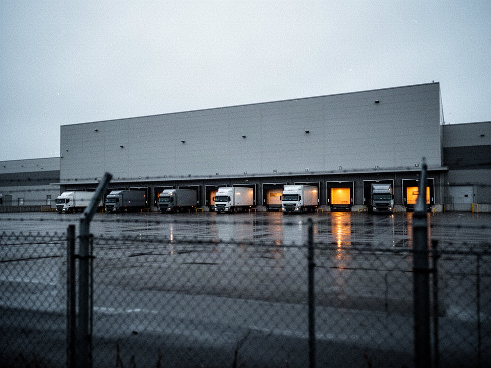 Logistikzentrum mit Lkw